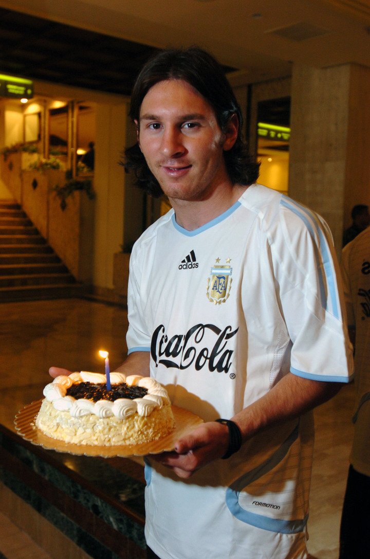 TyCSports's tweet photo. 🎂Otro cumple más en el lugar que te hace feliz, CAPITÁN 💙🤍 https://t.co/2OmVLYFyA3