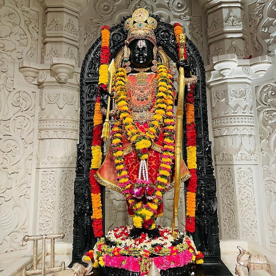 अगर भोलेनाथ की आप कृपा पाने चाहते हैं तो श्री राम नाम का जाप आपको करना ही पड़ेगा क्योंकि बिना श्री राम जी की भक्ति के शिव जी कभी भी प्रसन्न नहीं होते हैं।

केवल भगवान का नाम जप ही असली भक्ति है इतनी सामर्थ्य किसी तीर्थ में किसी पर्व में किसी भी कठोर भक्ति में नहीं है जो शक्ति