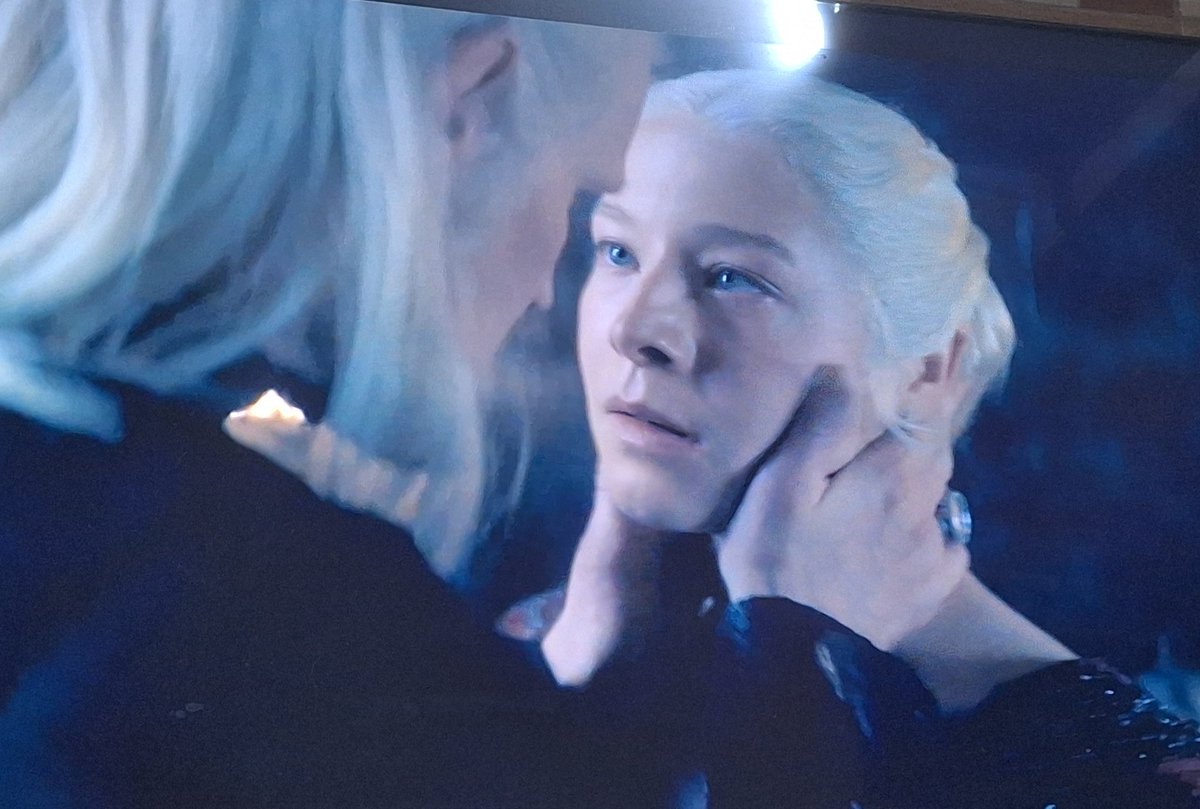 SPIDEYPROTECT's tweet image. O susto que eu levei nessa cena 

NUNCA VÃO ME FAZER ODIAR DAEMYRA

#HouseOfTheDragon