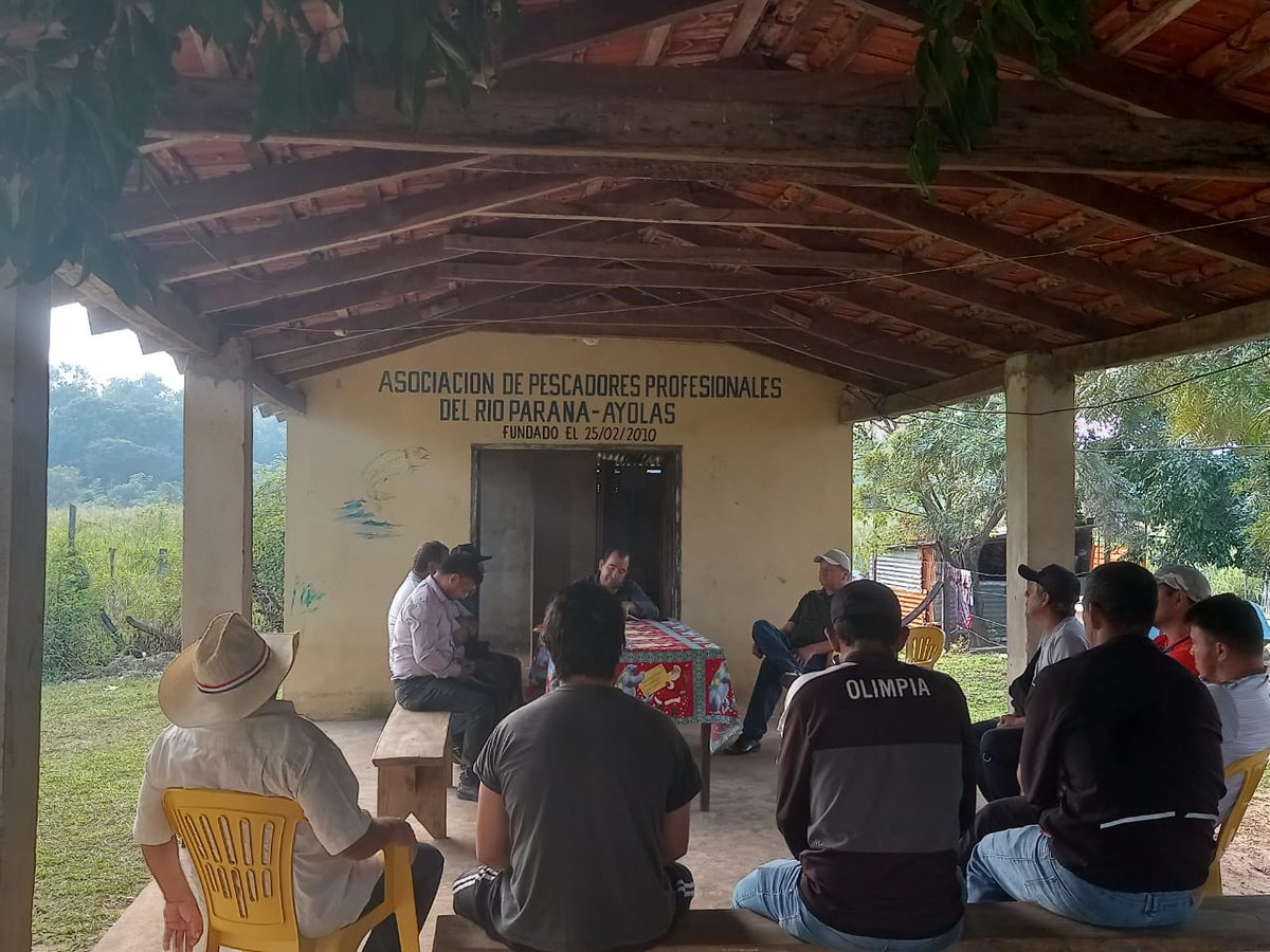 DiputadoValdez's tweet photo. #AYOLAS. Mesa de trabajo con la Asociación de Pescadores de la ciudad de Ayolas, dialogamos sobre la necesidad de elaborar y presentar un proyecto de ley a fin de proteger los derechos del sector pesquero del país.
Trabajando con la gente!🇵🇾💪 https://t.co/9kOmmCdp5H