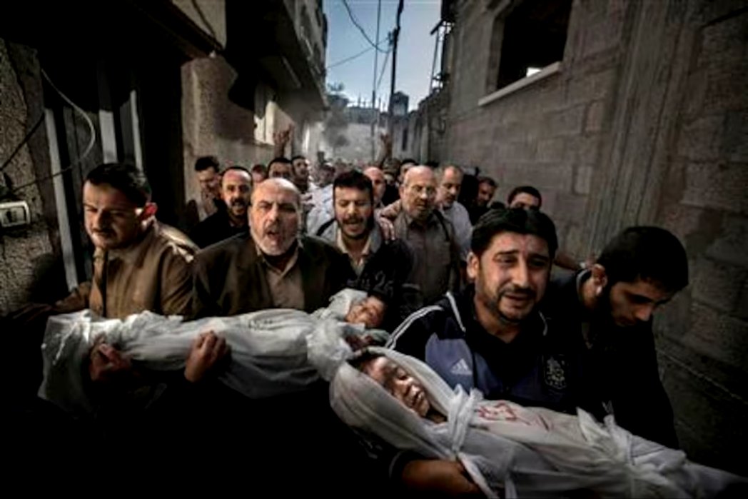 MIRA: Esta foto de 2 niños asesinados por un ataque de un misil israelí en Gaza, tomada por el fotógrafo sueco Paul Hansen del periódico Dagens Nyheter, ganó el World Press Photo en el año 2013. Leíste bien: 2013: hace más de 10 años.

Pero algunos creen que todo empezó el 7 de