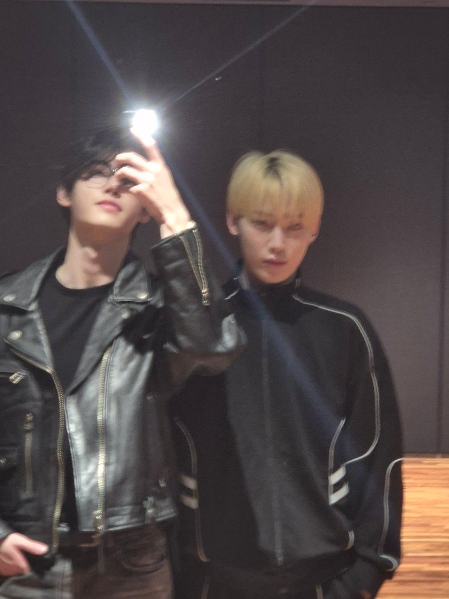 kungyazfilms's tweet photo. SUNSUN MIRROR SELCA OMFG https://t.co/cWJJtL8x9S