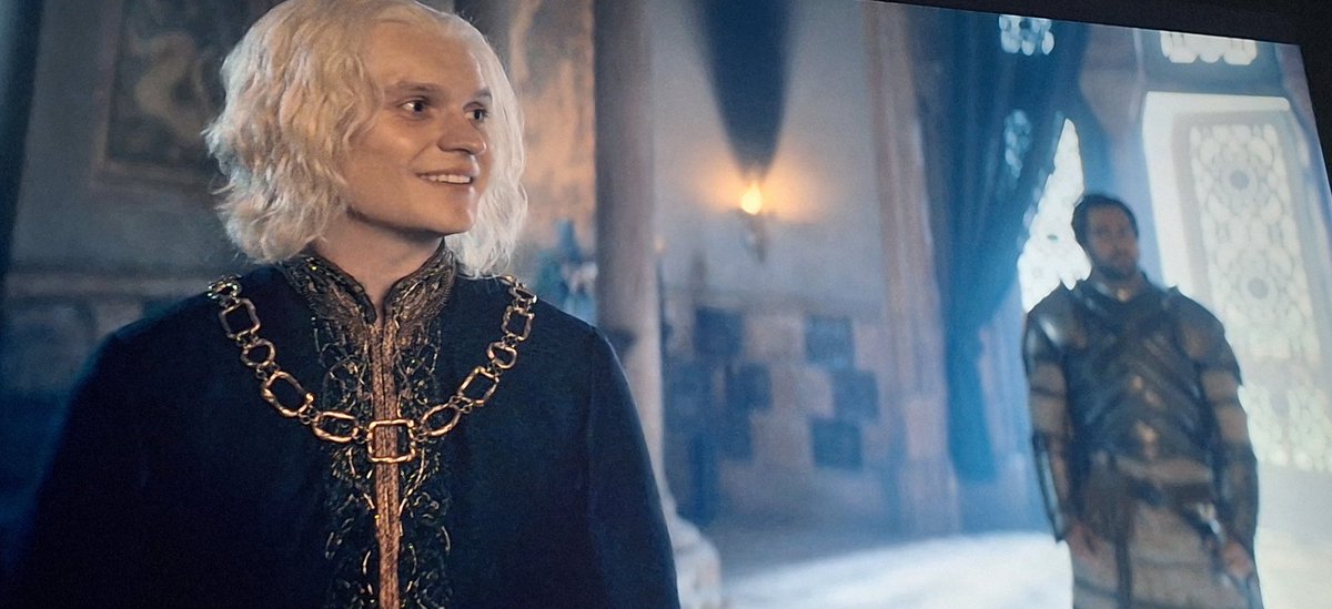 SPIDEYPROTECT's tweet image. Aegon: tire o broche, sir Otto

Otto: você não ousaria

Aegon: entregue ao cole

AEGON FAZENDO O COLE A MÃO DELE PQP

#HouseofThedragon