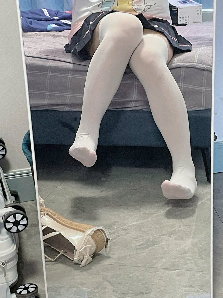 LizzyTvT's tweet photo. #男娘 #伪娘 #肉腿 #白丝 我有很可爱吗！ https://t.co/eXAZHg43R6