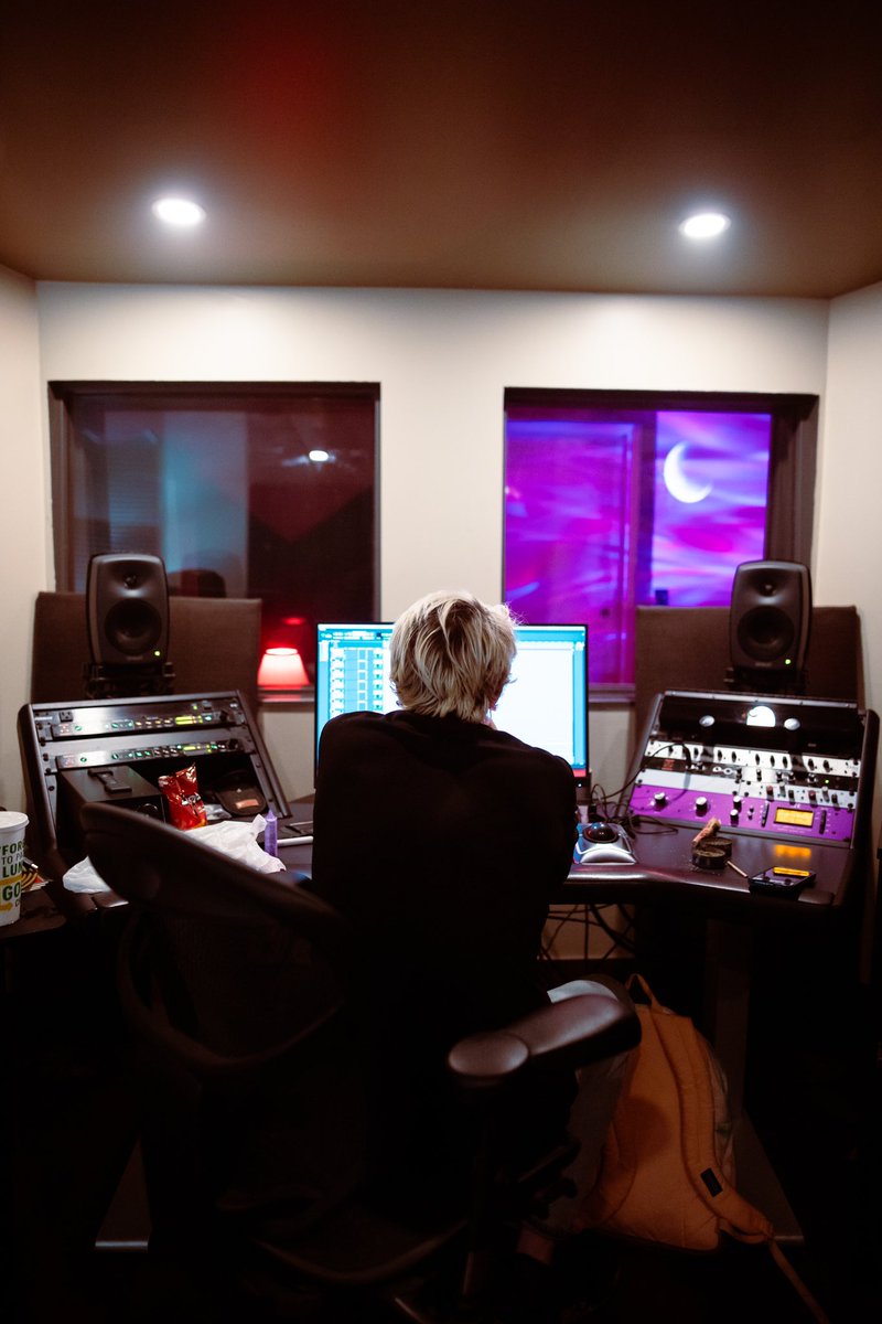 lucid_views's tweet photo. In the studio 🎧🔥 https://t.co/EaTJPbR4uy