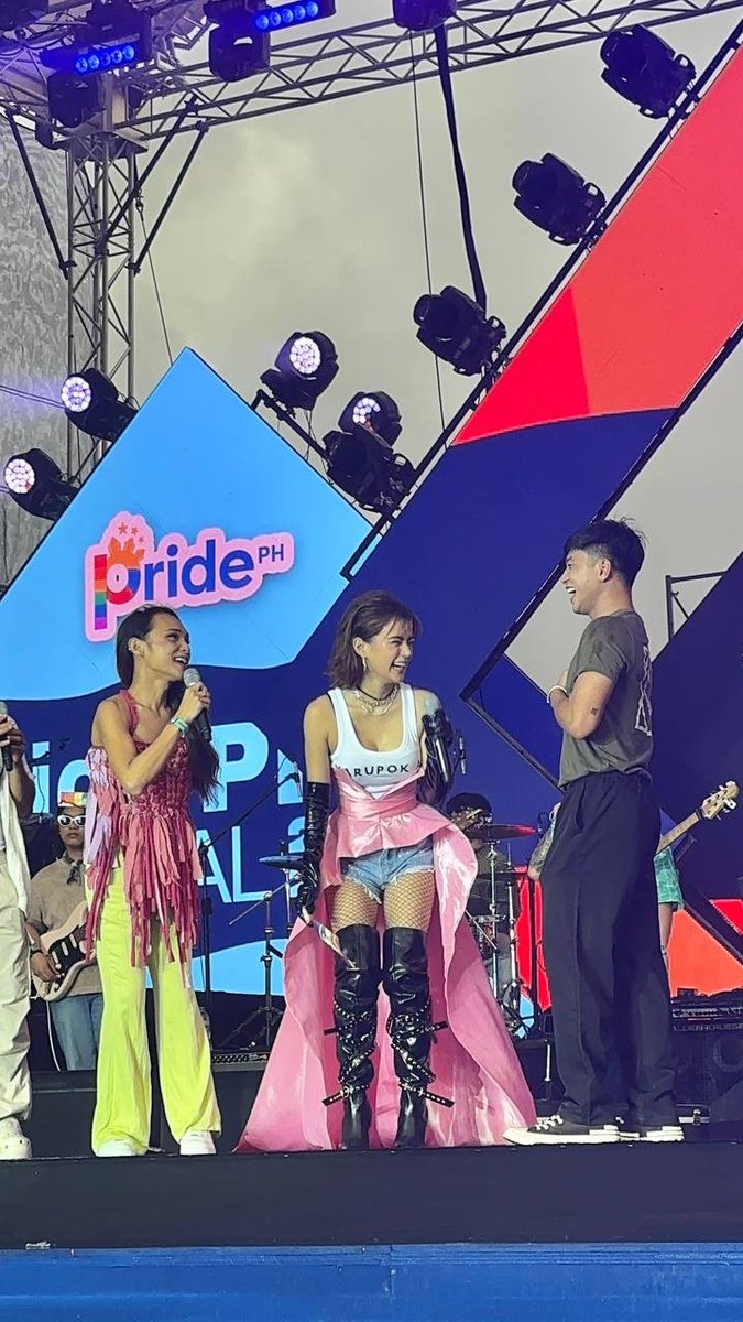 Sparkle_GMA's tweet photo. Royce Cabrera and his ‘Marupok AF (Where Is The Lie?)’ co-stars joined in on the celebration of love and equality as they shine bright during the Pride PH Festival 2024 in Quezon City ✨💗

#RoyceCabrera #LoveLaban2Everyone https://t.co/NXNLXxqPcj