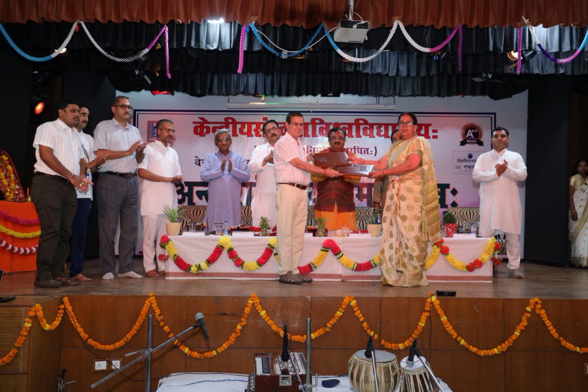 परम आदरणीय कुलगुरु प्रो.श्रीनिवास बरखेड़ी जी की गरिमामयी उपस्थिति में केंद्रीय संस्कृत विश्वविद्यालय वेदव्यास परिसर(हि.प्र.) तथा विद्याभारती उत्तर क्षेत्र के मध्य हुआ Mou
अब यह परिसर स्टूडेंट प्लेसमेंट के साथ-साथ विद्याभारती संस्कृत अध्यापकों का शिक्षक प्रशिक्षण केंद्र भी बनेगा ।