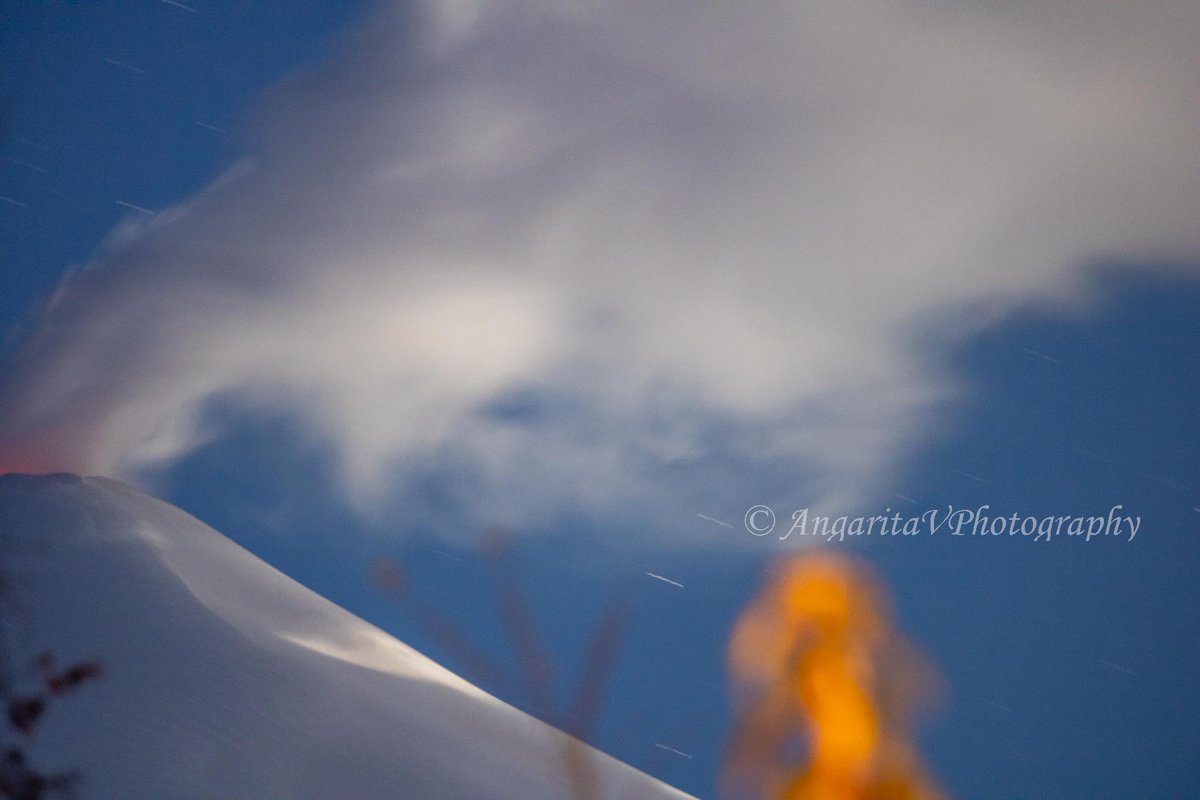 AngaritaV's tweet photo. Por fin se despejaron las nubes, y la tan esperada postal apareció. Así se ve el Volcán Villarrica esta noche #Coñaripe https://t.co/5Tjo8zN4lC