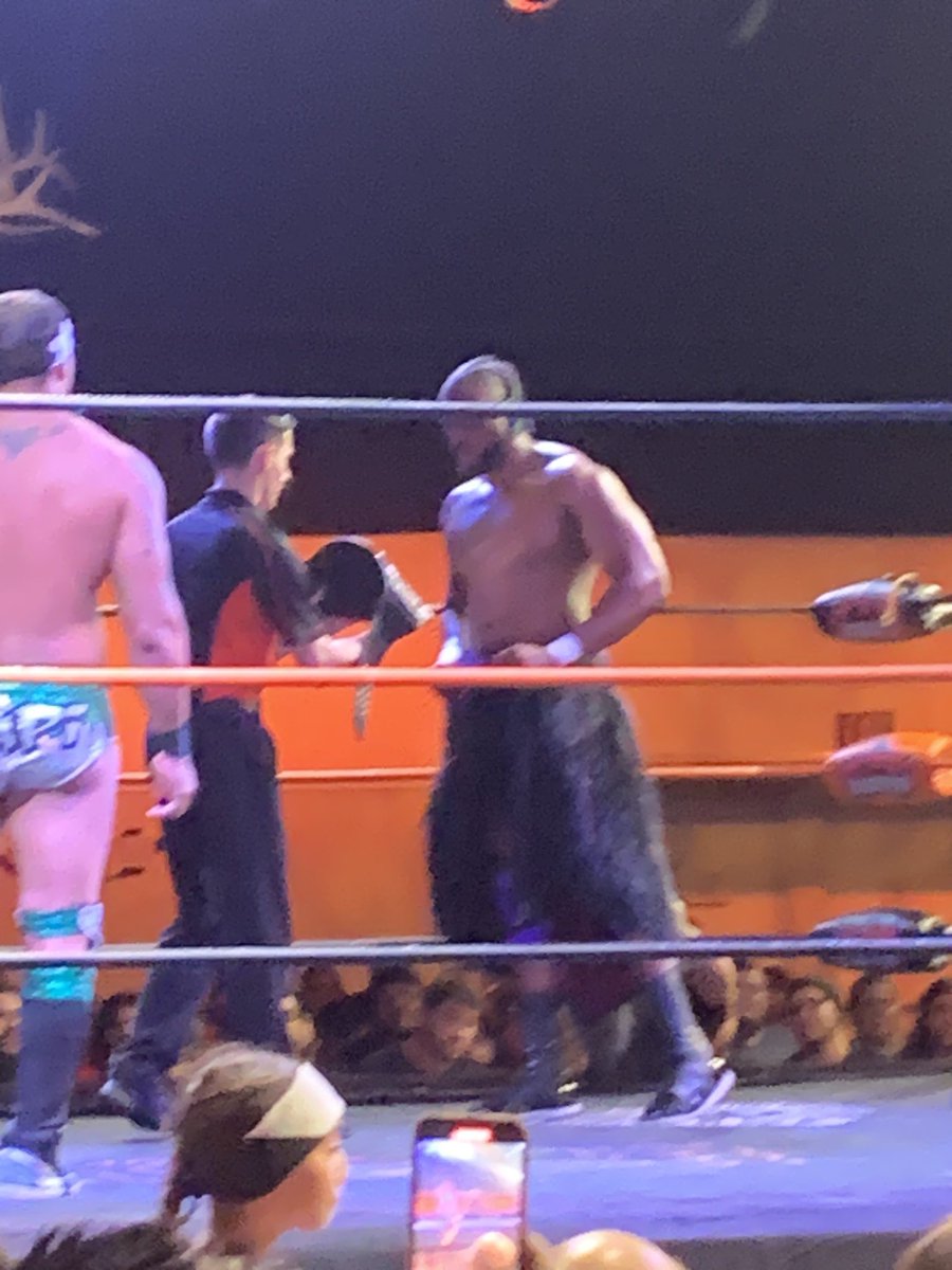 MarkHokeShow's tweet photo. Uh ohโฆ@DannyLimeLight brought a little company to the ring against @ShogunThaGod tonight at #FSW15. @FSWVegas https://t.co/X5sz6u2RtI