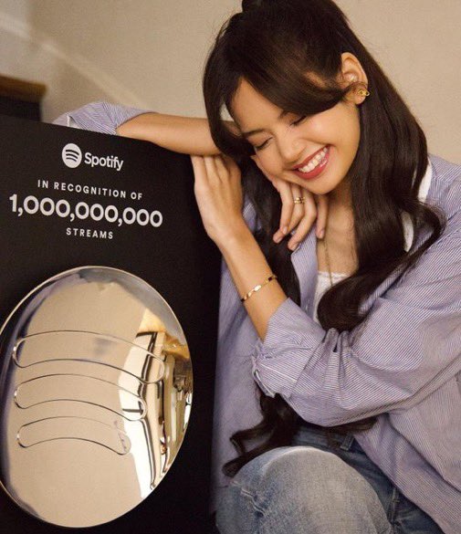 godislaIisa's tweet photo. OUR MAIN GOAL IS TO GIVE ‘ROCKSTAR’ 1 BILLION STREAMS ON SPOTIFY AND MAKE HISTORY AGAIN 🫵🏼 https://t.co/hZMAxVpPzj