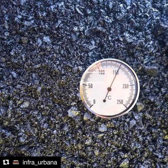 Dos cosas van bien en el control de calidad de la construcción civil:

a) si usan higrómetro para medir el contenido de agua del suelo compactado, y 
b) si usan termómetro para medir la temperatura de la mezcla asfáltica durante la compactación.