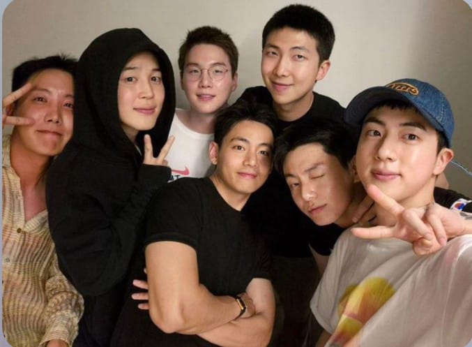 lightsluans's tweet image. Só vim dizer que amo esses 8 homens... 💜