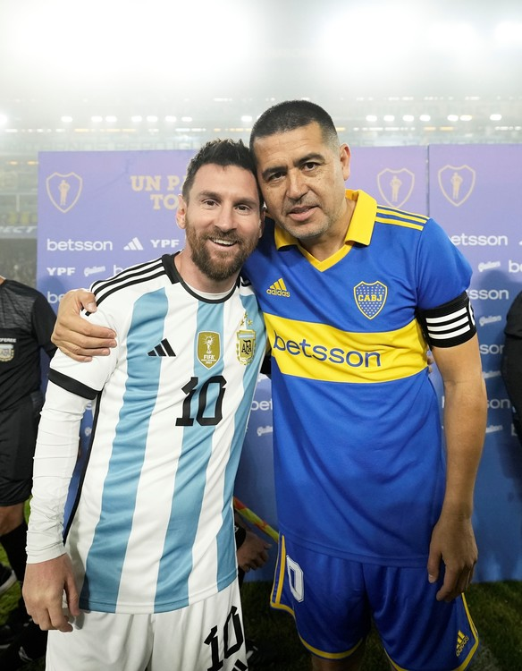 Hoy cumple años el fútbol, Feliz cumpleaños Leo Messi y Juan Román Riquelme!!🎂🥂⚽️🎩