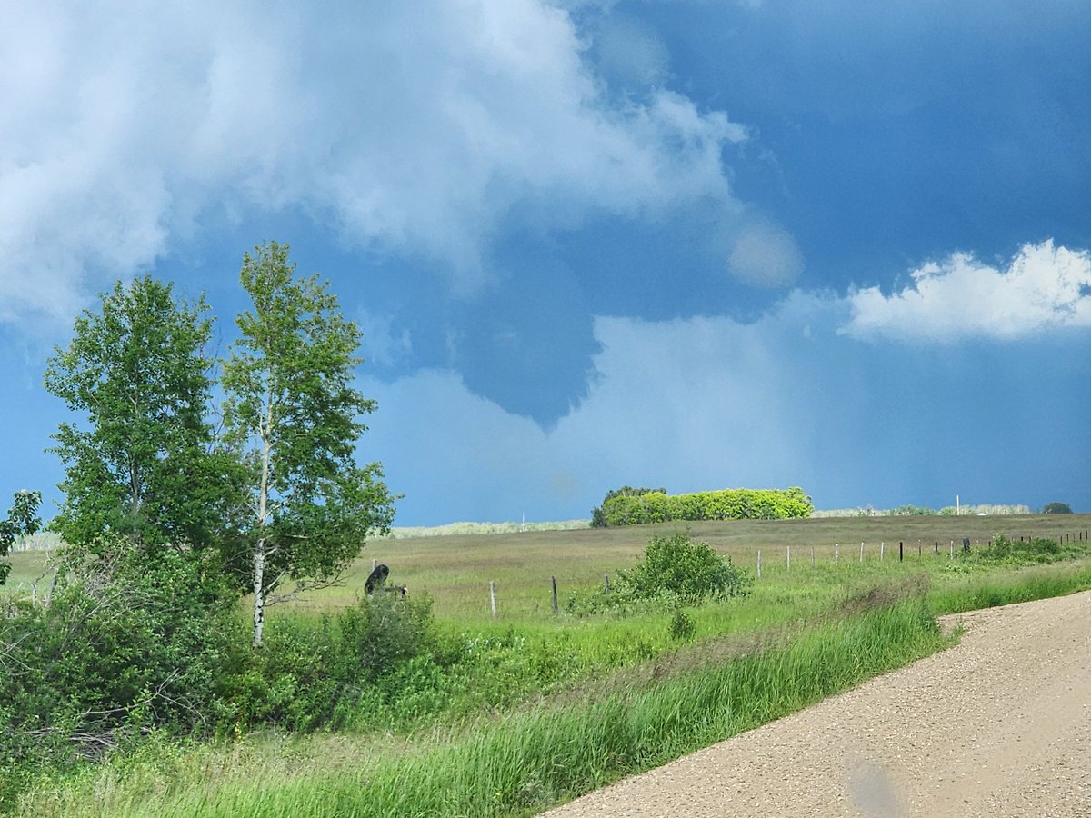 FORSYTHE_WX's tweet image. Amazing Day Today In Saskatchewan! Amazing Structure and Saw Some Funnel Clouds, and Potentially 2 Brief Tornadoes.
Awesome Hanging Out With @RyanVoutilainen, @Trenten_WX, and @LostInSk Today As Well! Can't Wait To Chase With You All Again!
#skstorm