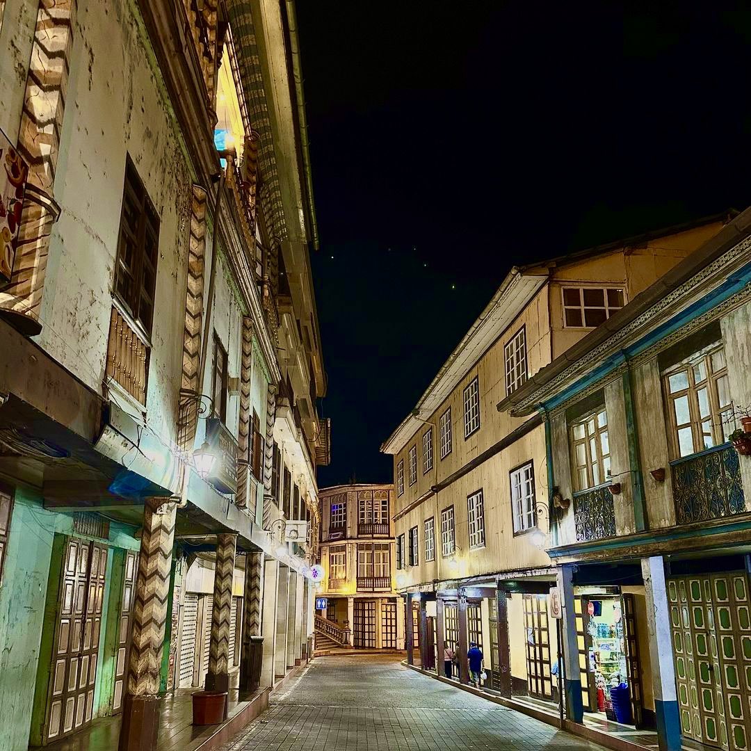 Sumérgete en la historia y la cultura que envuelven cada calle. ¡Déjate llevar por la magia de la ciudad patrimonio y crea recuerdos inolvidables! 🌟🏰 #NocheMágica #CiudadPatrimonio #HistoriaYCultura #MomentosInolvidables #Zaruma