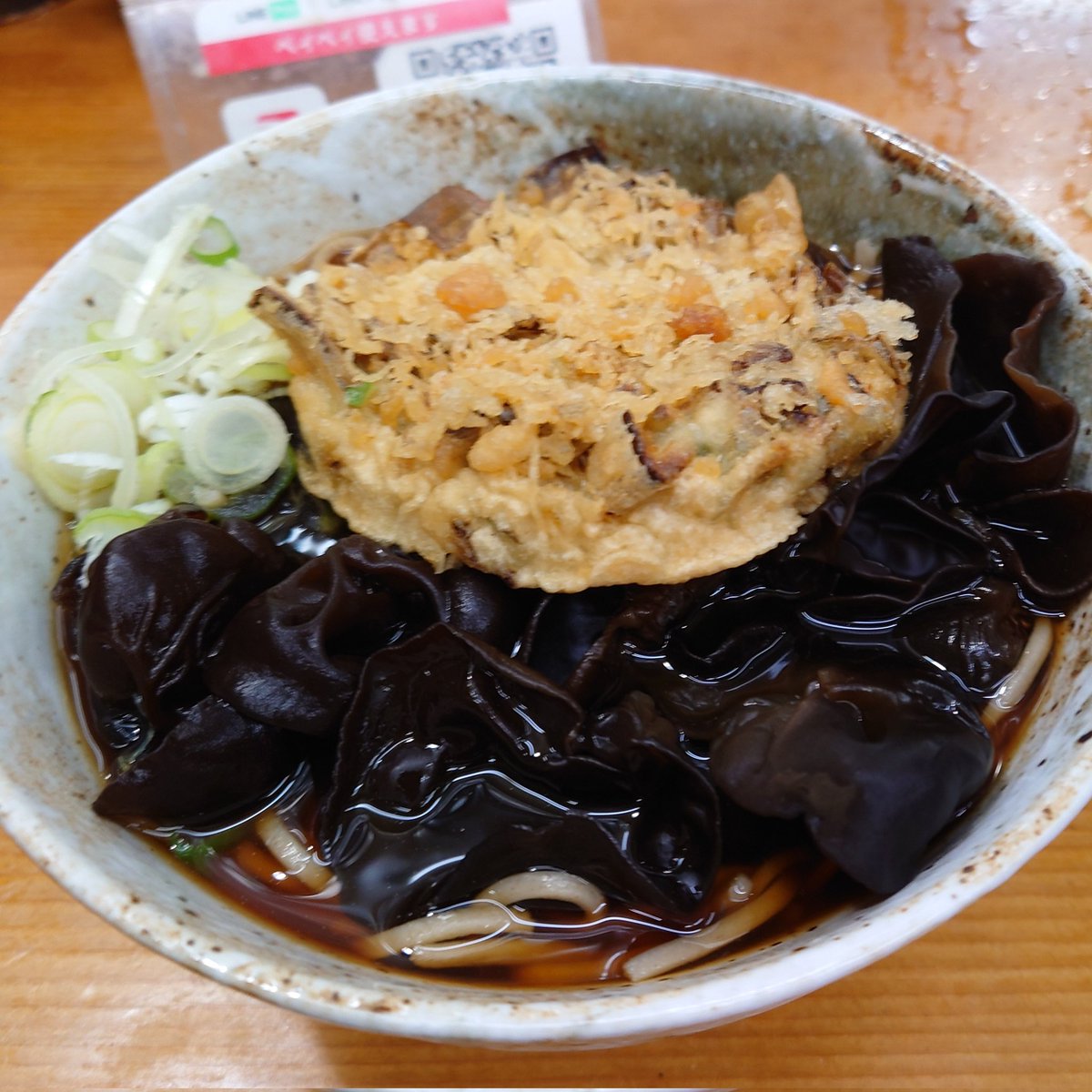 Lunch_AKB's tweet photo. そば処 二葉の『天ぷらそば+きくらげ』
営業時間：7:30~18:00

提供までが早く、時間が無い時に助かる！
甘めのつゆが蕎麦とよく合う！
きくらげもたっぷり、ぷりぷり！
アサリや貝柱など、珍しいかき揚げがあるのもGood！

#ランチ
#秋葉原
#秋葉原ランチ https://t.co/DfvhQh4Teb
