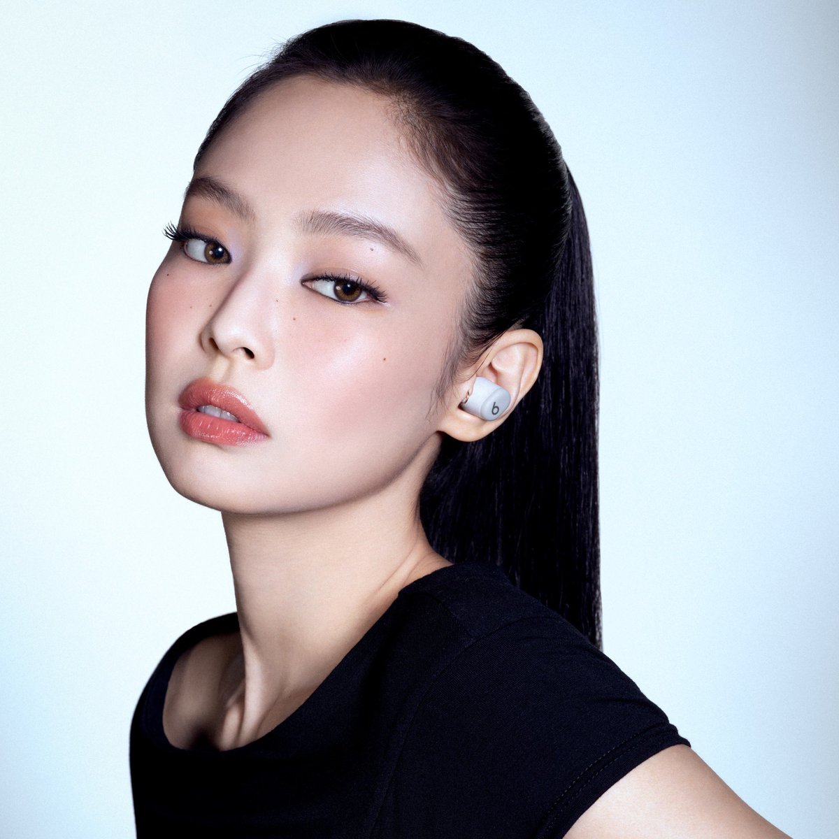 oddatelier's tweet image. JENNIE x @beatsbydre 

#JENNIE #OA #beatsbydre