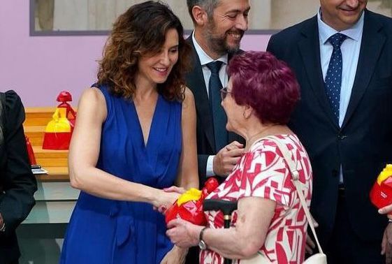 ppAlcorcon's tweet photo. 💪 El estanco de Pura, es un testigo vivo del transcurrir de los años.

➕💯 años, generación tras generación, habéis visto como avanzaba Alcorcón. 

👏 Hoy habéis recibido el reconocimiento de la @ComunidadMadrid y entregado por @IdiazAyuso 

💙 Felicidades y gracias por todo! https://t.co/iN9qR6PKHO