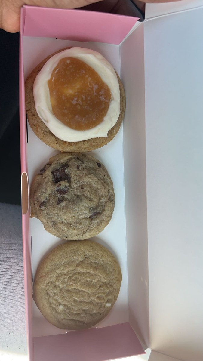 First time trying <a href="/CrumblCookies/">Crumbl</a> of the week, except they forgot to give me frosting on the cake batter cookie😂