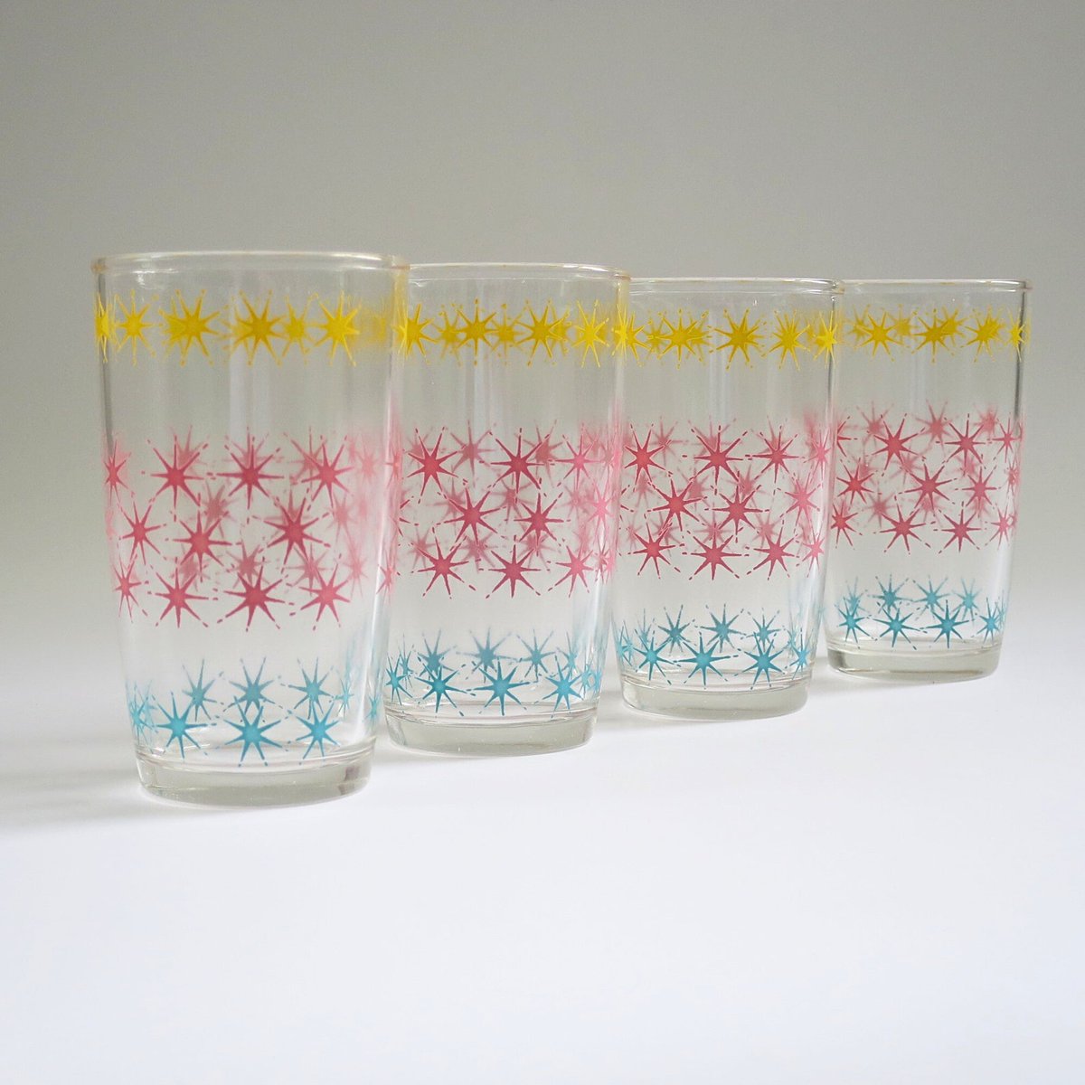 swirlingO11's tweet photo. #HazelAtlas Atomic Starburst #Glassware, Mid-Century Drinkware https://t.co/qRDdoPuRTe #SMILEtt23 #KitchenGlass #Etsyteamunity #Mteam #Giftsforvintagelovers https://t.co/AAOrOArFI6
