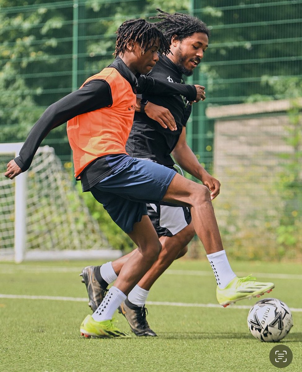 Clûb1017 tweet media