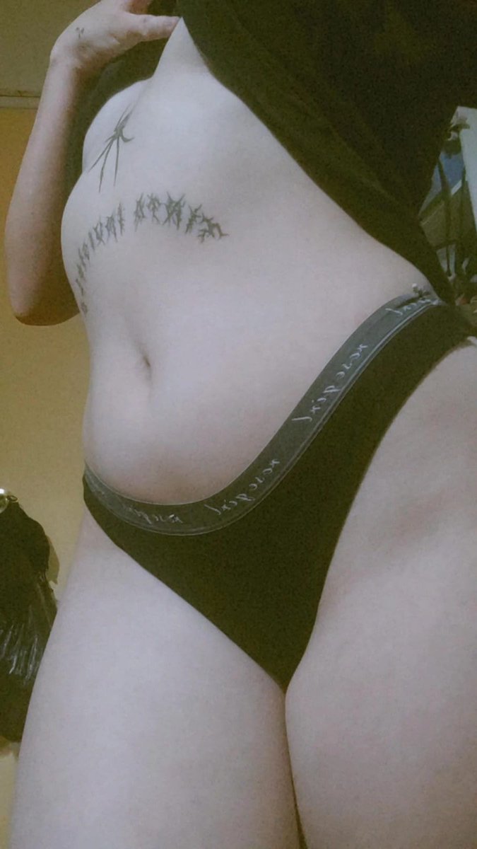 Hace bastante calor tanto que cuesta bastante andar abrigada ustedes que opinan? 
#nsfw #nsfwtwtًً #girl #hot #Female #spicy