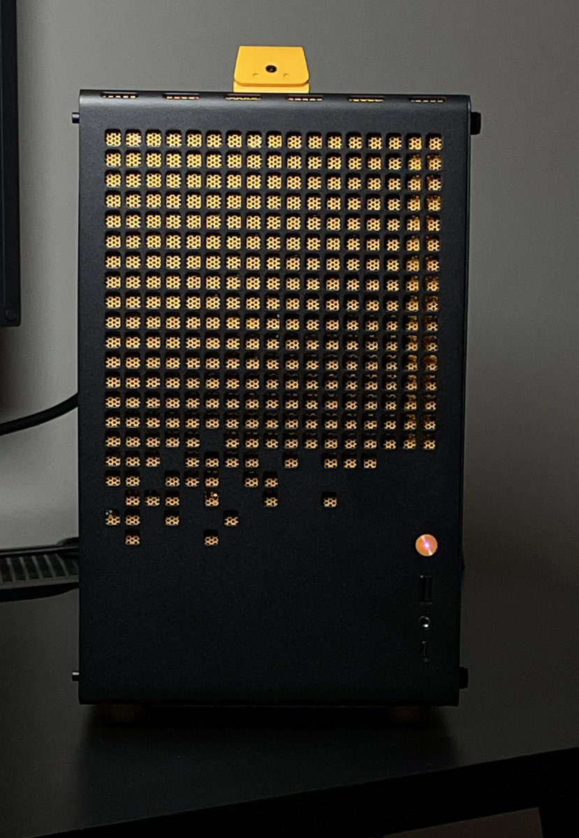 ماشاء الله تبارك الله 🙏🏻🔥

-الكيس رهيب من الاخير ورغم انه mini الا انه يشيل باور atx يعني مايحتاج باور sfx 
-يشيل مبرد مائي ٢٤٠ بسهوله 
-يشيل مبرد هوائي كبير مثل اللي مركب الان 

-المراوح اللي فوق مخلي اللي يمين ادخال واليسار اخراج ، وبكذا صار الكيس ٣ مراوح ادخال و ٢ اخراج