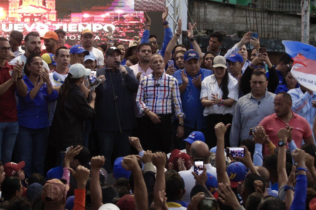 PERIKLEAF's tweet photo. A tan solo 20 días del #cambio en nuestro país, iniciamos la semana con imágenes de la visita de Manuel Rosales en Maturín. 

El gobernador del estado Zulia fue ovacionado por miles de personas quienes lo acompañaron en un recorrido por la ciudad que inició en la Plaza Piar y concluyó en la calle Sucre donde con ánimo y esperanza le habló a los ciudadanos sobre la importancia de este momento histórico para la nación. 

#vamosaganar
#Unidadyvoto #vamosaganarconedmundo #Venezuelalibre #partidount #partidountmonagas #jdsmonagas #AngelAristimuño #maturin #monagas
