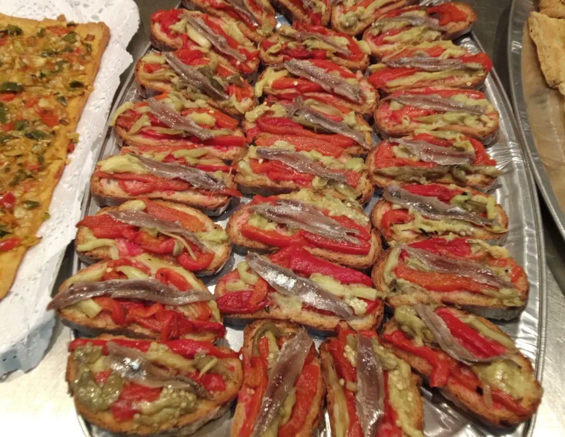 lamasiadelprat's tweet photo. La nit de tapes va anar sobre rodes.🌙🌮
Pels que no veu poder anar-hi, aquí teniu unes fotos del que us veu perdre.😝
Pels que veu venir, quina tapa us va agradar mes?😋
Us llegim!!👇
#mercatmunicipal #elprat #productedequalitat #nitdetapes https://t.co/s6NVqCb2in