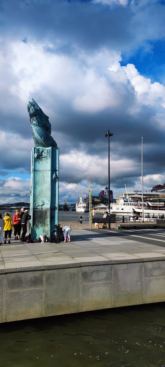 piotrmiecz's tweet image. Krótki wypad do Szwecji, #Goteborg. Będę Wam tu wrzucał ciekawostki.

Zacznę od ceny za kom. miejską np na tramwaj rzeczny. 13 PLN na 90 minut. To mi przypomina, że w @warszawa jest za tanio - 4.40 za 75 minut. Powinno być 8.80 lub więcej.