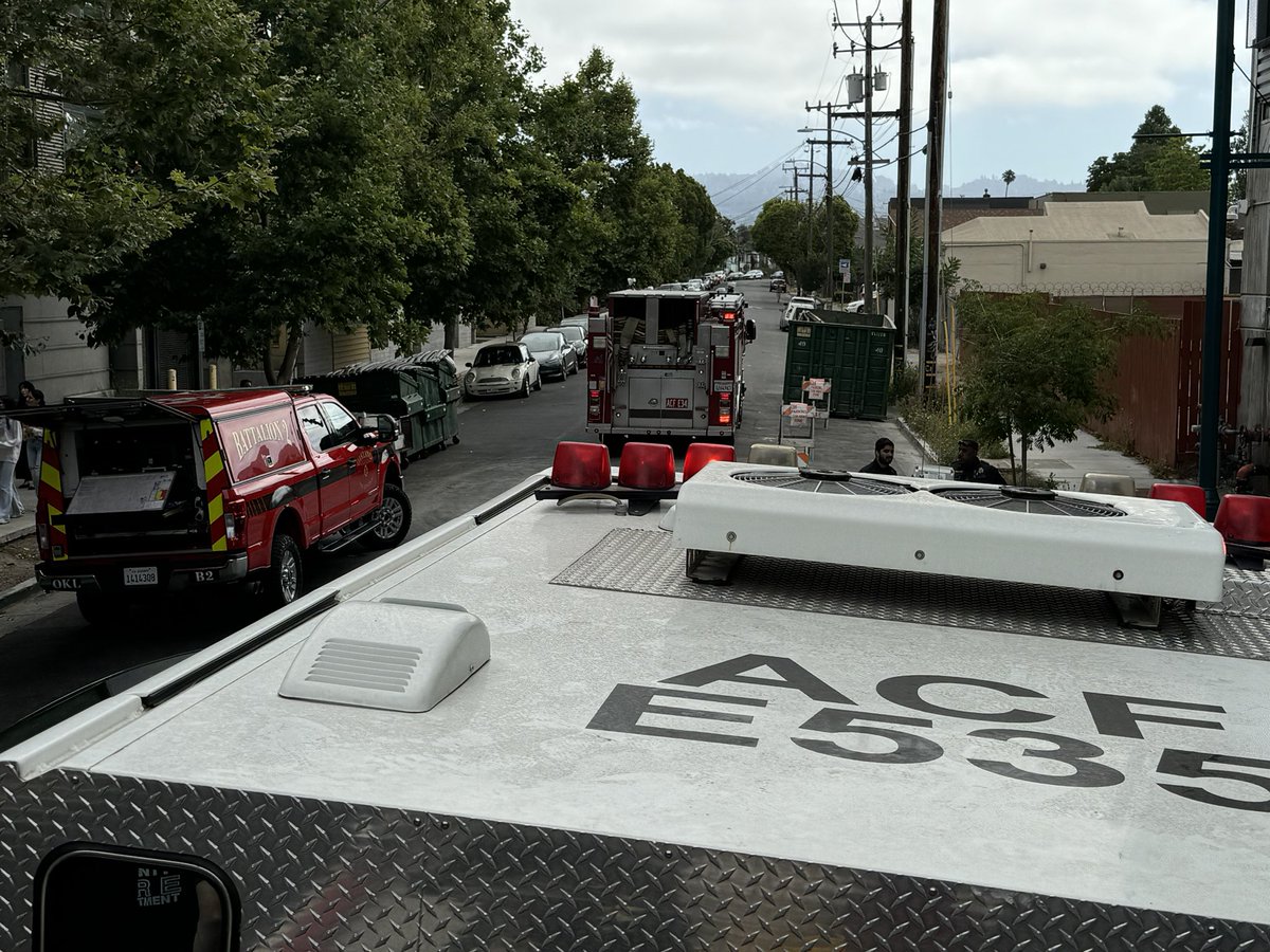 OaklandFireLive's tweet image. #automaticaid This morning, #oaklandfire assisted @AlamedaCoFire with a fire on the 3rd floor of a multi family residential building at 3800 San Pablo Ave. The fire was contained to the kitchen area. No injuries reported. #oakland #emeryville