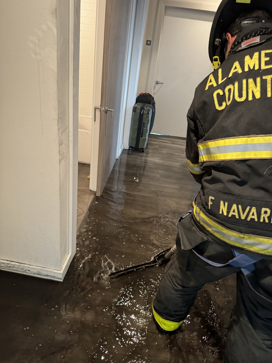 OaklandFireLive's tweet image. #automaticaid This morning, #oaklandfire assisted @AlamedaCoFire with a fire on the 3rd floor of a multi family residential building at 3800 San Pablo Ave. The fire was contained to the kitchen area. No injuries reported. #oakland #emeryville