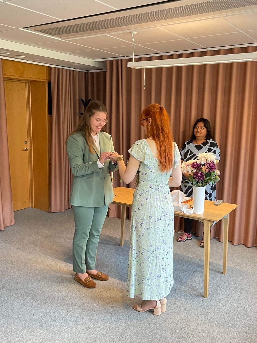 Pawos99's tweet photo. Igår firade vi 8 år tillsammans genom att gifta oss 🥹 Äntligen är vi fru och fru ❤️ https://t.co/YT3DC270gC