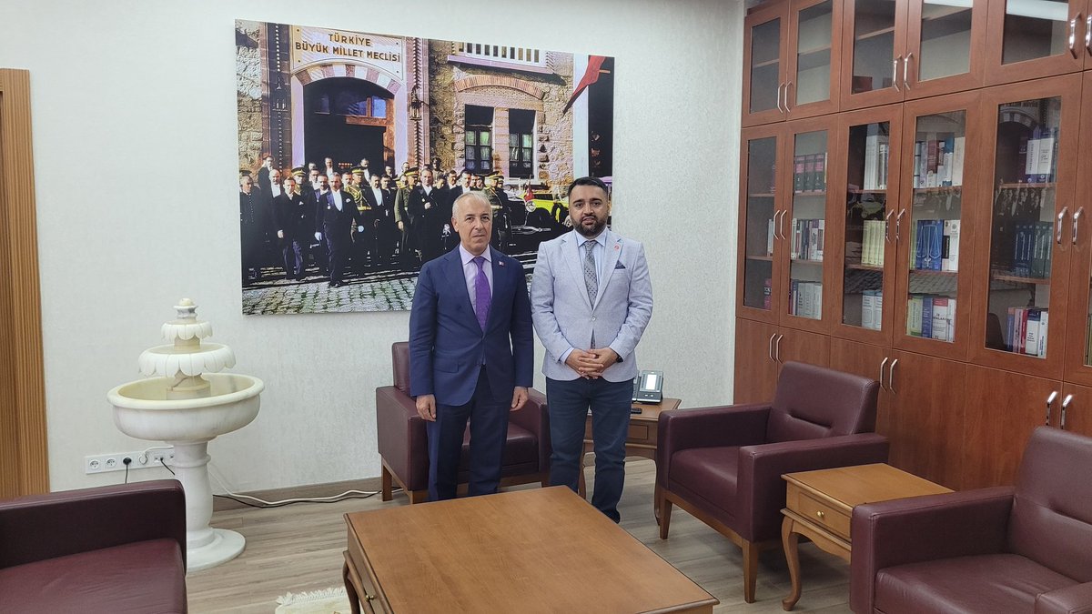 Ankara Bölge Adliye Mahkemesi Başkanı, aile dostumuz ve büyüğümüz, Ramazan Aksan'ı ziyaret ettik. Uzun bir aradan sonra bir araya gelmek hepimizi mutlu etti. Sıcak ve samimi bir ortamda keyifli, uzun bir sohbet etme imkanı bulduk. Eski günleri yad edip, güzel anılar paylaştık.