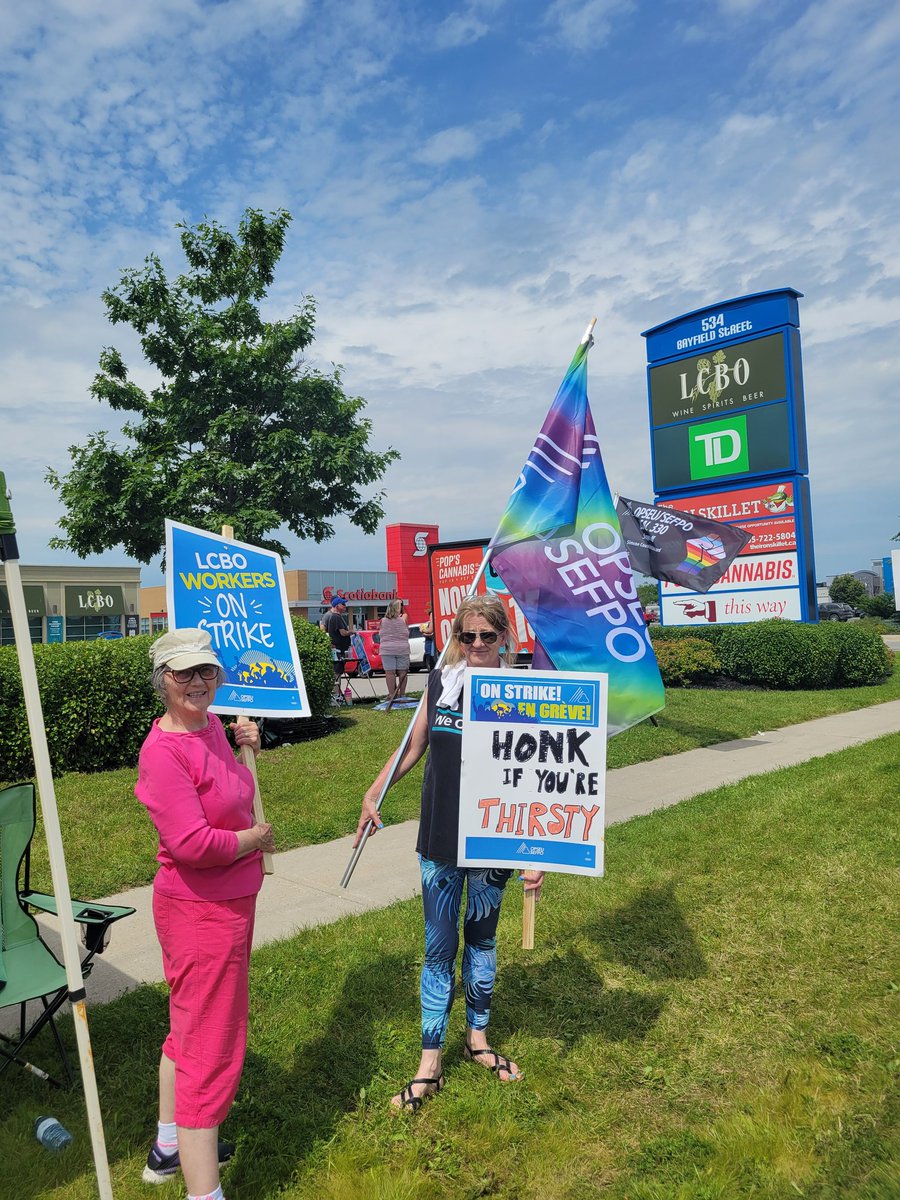 WayneJeanne's tweet photo. Retiree supporting  #opseu #lcbo . Protecting health and education funding from private profits.@OPSEU https://t.co/NqKIAQz2xU