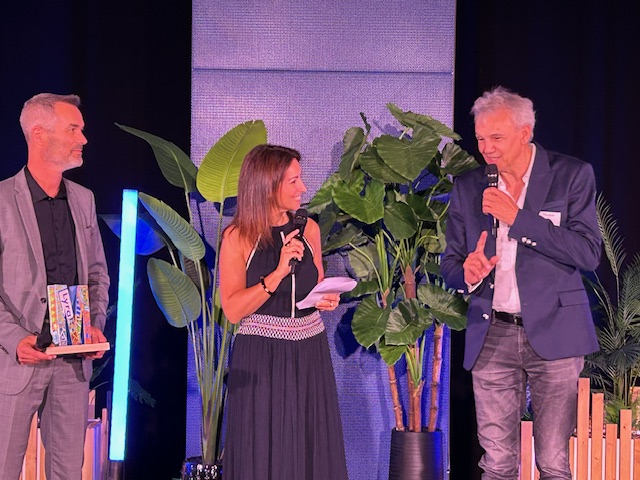 <a href="/XPiechaczyk/">Xavier Piechaczyk</a> <a href="/rte_france/">RTE</a> #MastersLettreM Le lauréat du prix ETI est <a href="/LyraNetwork/">Lyra</a>. Alain Lacour, fondateur de la fintech monte sur scène du <a href="/MeettToulouse/">MEETT Toulouse</a> pour recevoir le prix.