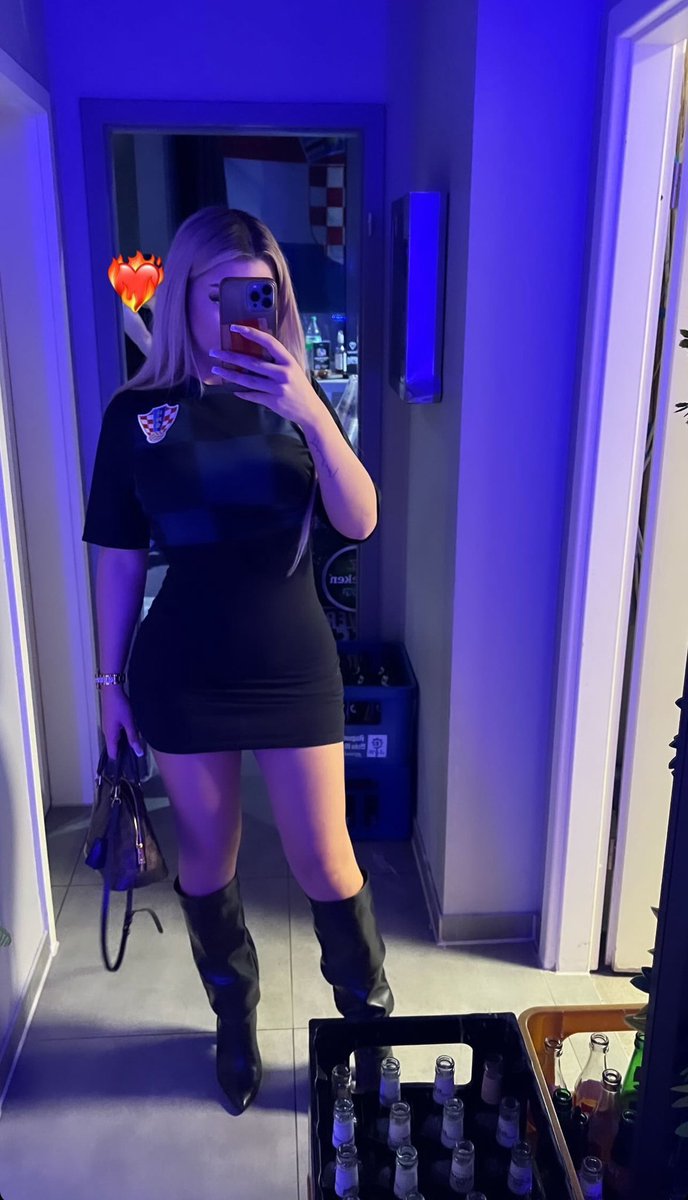 Gerade einem idioten sklaven in sein Maul gepisst mit 😋 

Er meinte zu mir er hat noch nie sowas leckeres getrunken 😘

#losers #worship #Anbetung #assworship #fuss #Füße #Socken #crush #cuckold #loserspay #Deutsch #göttin #herrin #anbeten #teen #findom #femdom #socken