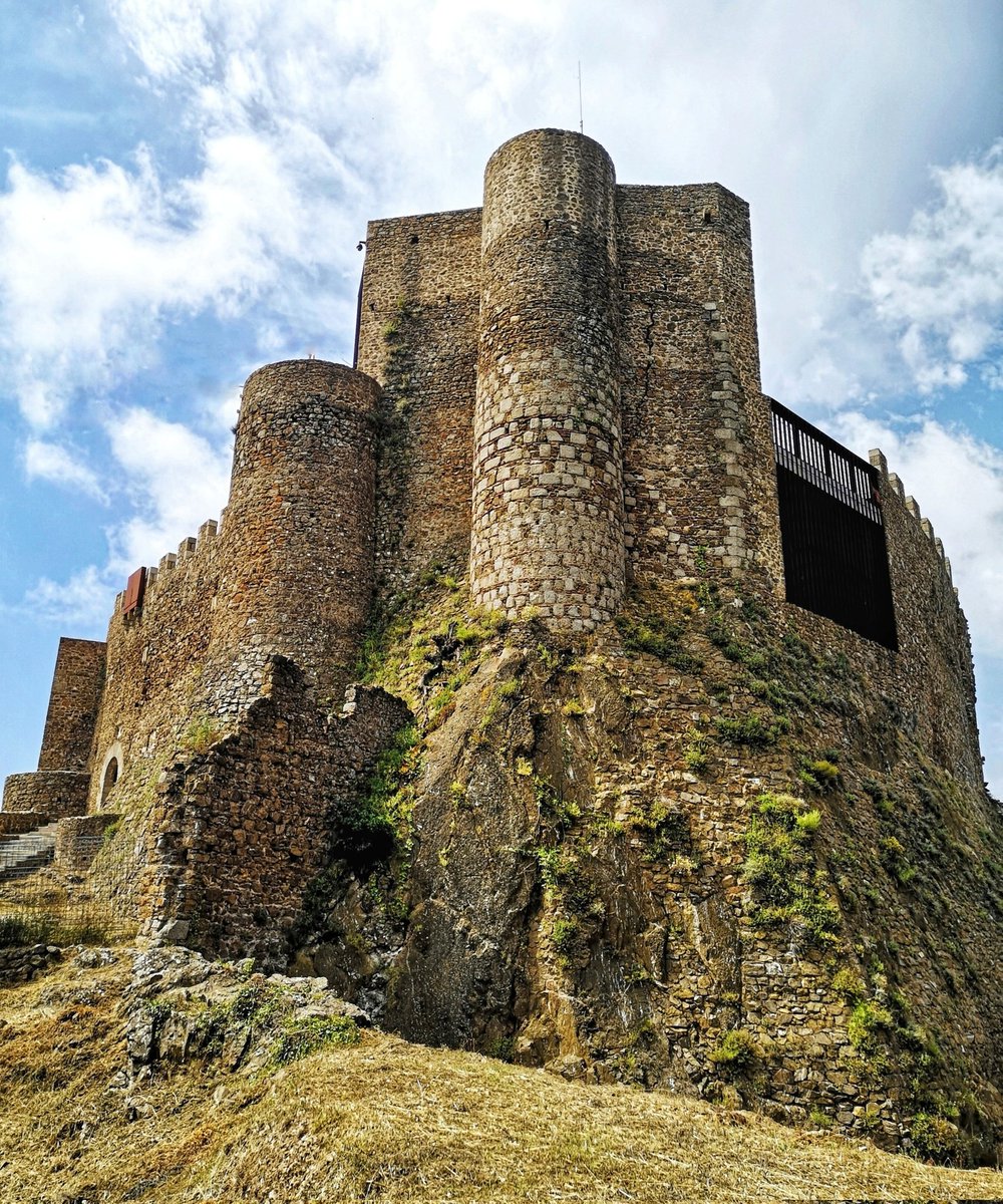 Les muralles imponents de la cara nord del castell de Montsoriu, el centre del poder militar dels Vescomtes de Cabrera!! 🐐⚔️

➡️ montsoriu.cat