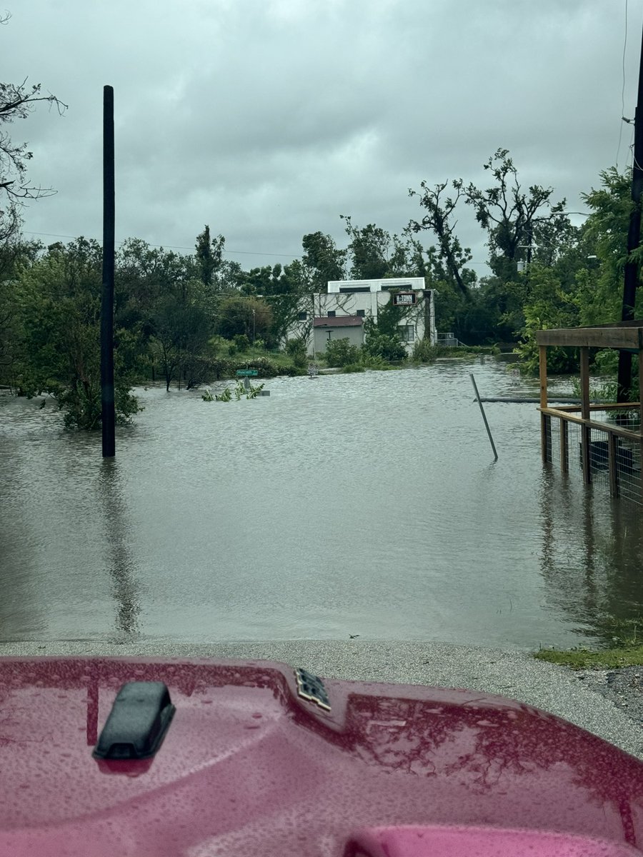 NicoleLSellsHou's tweet photo. Houston is Houstoning again with White Oak Bayou all the way out of her banks. @mattlanza https://t.co/lr44Kl931c