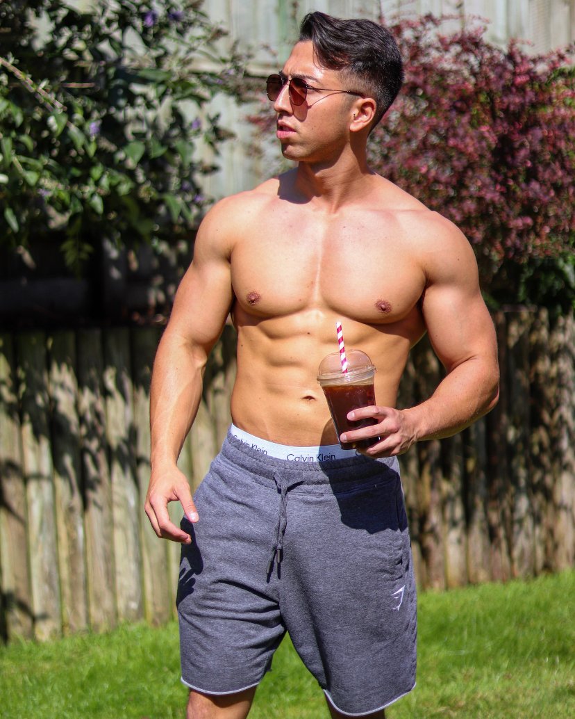 theoliveranwar's tweet image. In 2020 gyms shut down but I was in the best shape of my life.

All because of these 5 at-home exercises.

Sadly most think they need a gym.

Here are the 5 exercises to help you get shredded at home (bonus at the end):