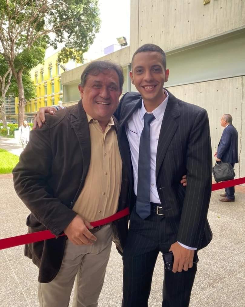 ¡DEJEN VER A GABITO❤️‍🩹!

Gabriel González, periodista del <a href="/ConVzlaComando/">Comando ConVzla</a> y <a href="/VenteVenezuela/">Vente Venezuela</a>, cumple 3 semanas secuestrado en El Helicoide.

SUS PADRES Y ABOGADOS NO HAN PODIDO VERLO, NI COMUNICARSE CON ÉL🥹.

Exigimos que #LiberenAGabito
¡LIBERTAD PARA TODOS LOS PRESOS POLÍTICOS!