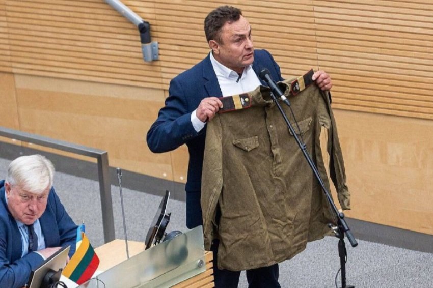 Ay Lithuania🤦‍♀️

One of MPs brought Soviet uniform to Lith Parl to remind fascist speaker Čmilytė-Nielsen that her grandfather served in Soviet army.

As a result, MP was fined €300 for "displaying Soviet symbols."

Had he brought a Naughties uniform, would he have been awarded?