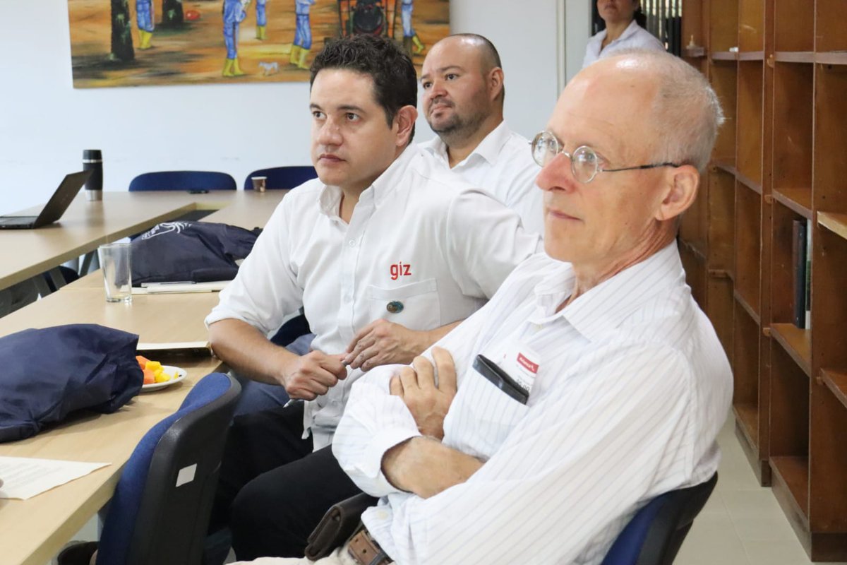 FedepalmaOrg's tweet photo. #ZonaCentral | Nos reunimos con @giz_colombia en el #CEPV de @CenipalmaOrg, donde conversamos sobre la actualidad de la agroindustria de la palma de aceite en 🇨🇴, el acceso a los mercados internaciones y las iniciativas sostenibles que impulsa el sector para ser más competitivos. 🌴
