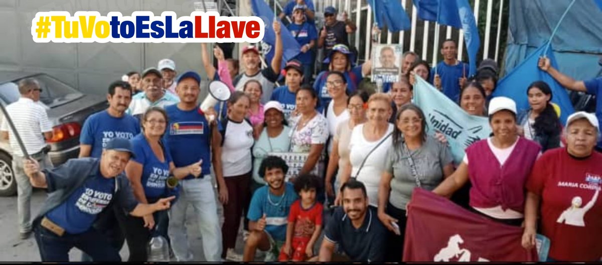 CaracasConVzla's tweet photo. La parroquia #LaVega recorrió los su parte alta: las casitas, el encanto, la escuelita, la redondita y mangos. Así mostrar a sus  parroquianos como votar este #28Julio y a participar en la defensa del voto 🗳🇻🇪  
La Vega va por @EdmundoGU 
#TuVotoEsLaLlave https://t.co/kSURJ8AKhp