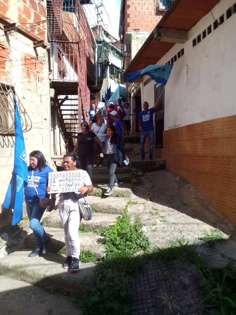 CaracasConVzla's tweet photo. La parroquia #LaVega recorrió los su parte alta: las casitas, el encanto, la escuelita, la redondita y mangos. Así mostrar a sus  parroquianos como votar este #28Julio y a participar en la defensa del voto 🗳🇻🇪  
La Vega va por @EdmundoGU 
#TuVotoEsLaLlave https://t.co/kSURJ8AKhp