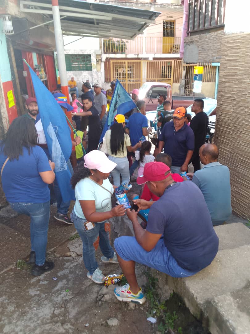 CaracasConVzla's tweet photo. La parroquia #LaVega recorrió los su parte alta: las casitas, el encanto, la escuelita, la redondita y mangos. Así mostrar a sus  parroquianos como votar este #28Julio y a participar en la defensa del voto 🗳🇻🇪  
La Vega va por @EdmundoGU 
#TuVotoEsLaLlave https://t.co/kSURJ8AKhp