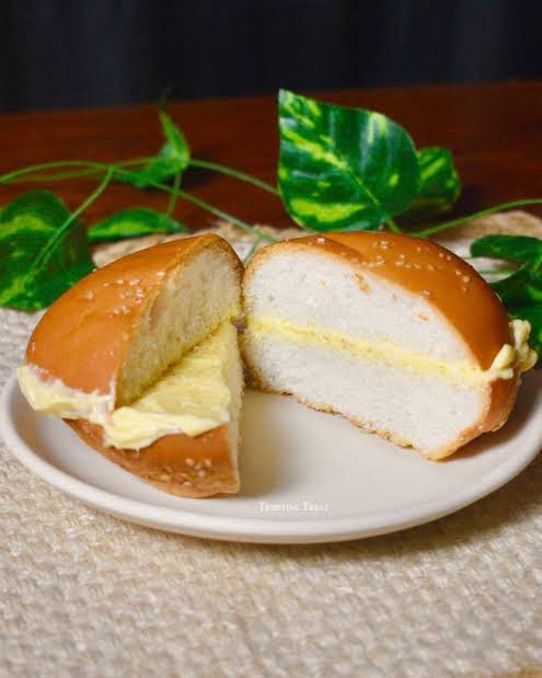 madhumitsu's tweet photo. Every other shop has ruined “Bun Maska” for me by adding Nutralite fat spread instead of butter… #fake #fakebutter #foodlover #foodblogger #amul https://t.co/EveCq031Sy