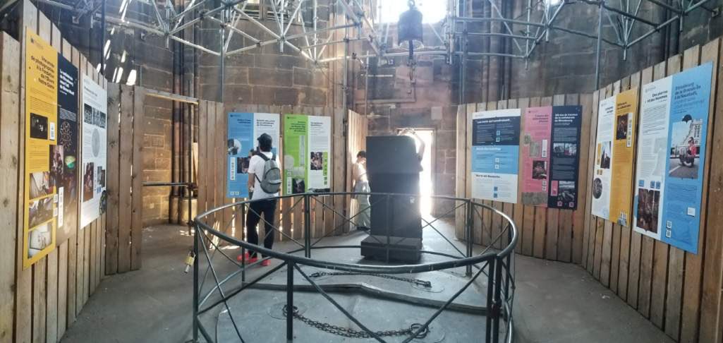 Expo > plateforme > Les mots qui construisent 
Telles les pierres qui construisent la cathédrale, chaque mot érige un pont vers la connaissance, tissant un récit où la transmission des savoirs devient un édifice, forgeant ainsi notre héritage culturel
#lirenotremondestrasbourg