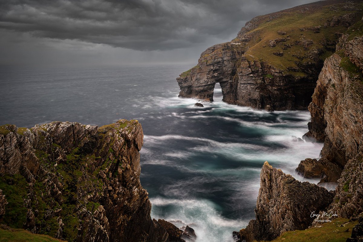 Mount10Photo's tweet photo. Horn Head. The sea arch is on a peninsula in north-west County Donegal, Ireland. Horn Head cliffs rise straight out of the water to a height of about 600 ft/180 m on the ocean side of the peninsula. https://t.co/jqBy9uDc2T