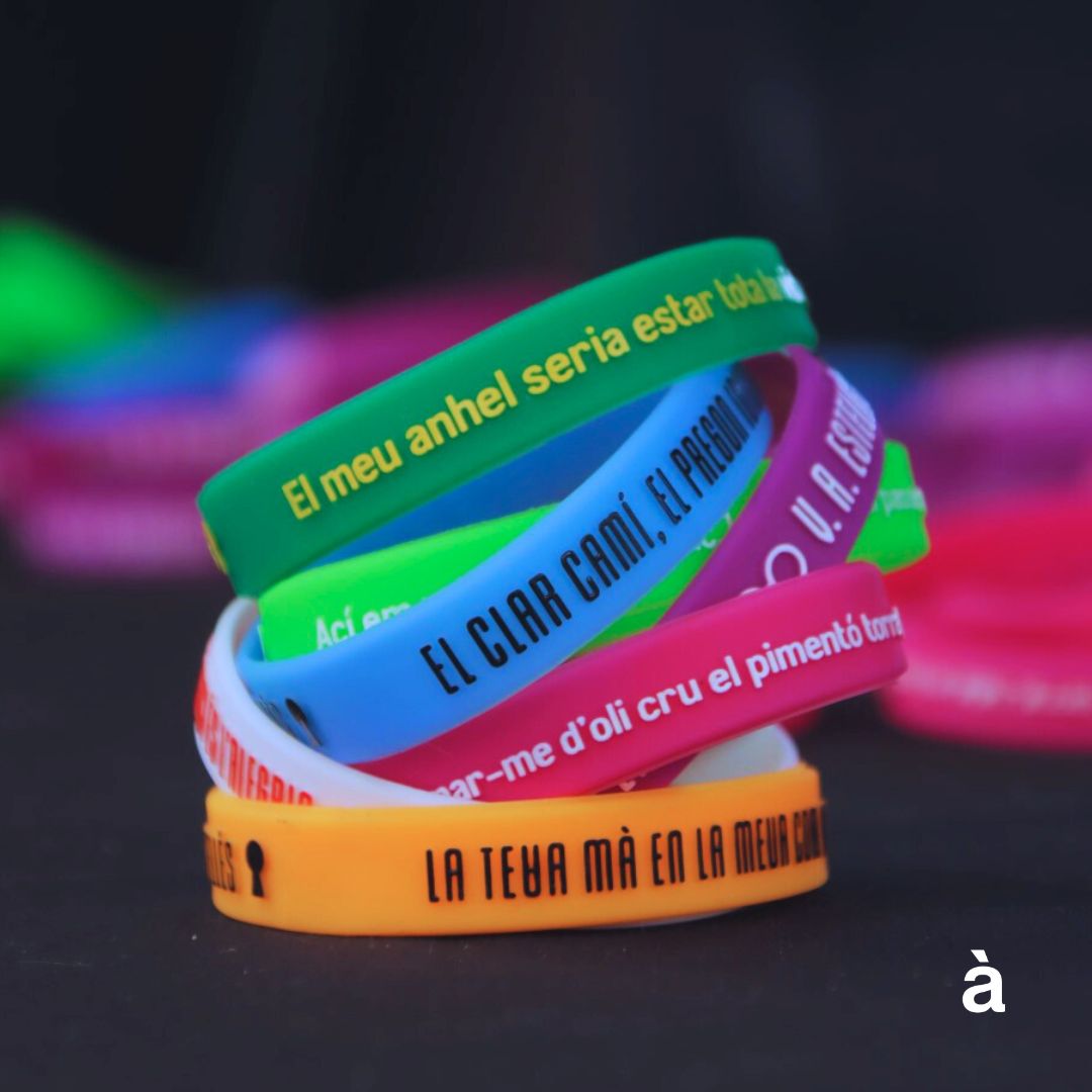 Sorteig!📷
Vols aconseguir les nostres polseres Estellés?
Només cal que 1⃣contestes correctament la pregunta que et fem 2⃣fes m'agrada a la publicació i 3⃣fes retuit.
📆Fins al 12 de juliol, a les 18.00 h
Sortegem 4 lots de 8 polseres amb versos diferents.
